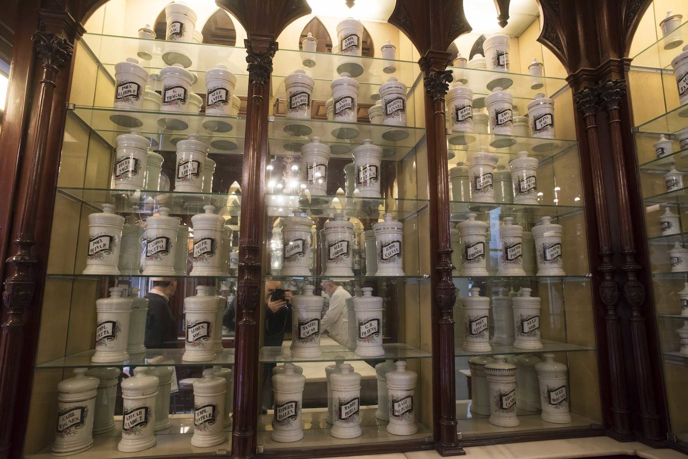 La tercera más antigua de Málaga, cierra sus puertas de manera definitiva tras 134 años de servicio a los malagueños. En la imagen, Albarelos de la farmacia. / Archivo Familiar