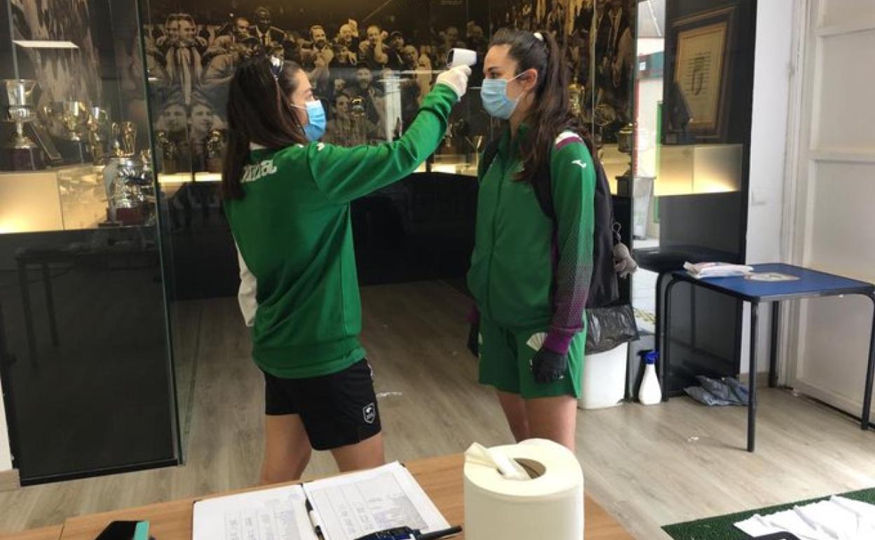 Ana Jiménez, en el control de acceso a Los Guindos, este jueves por la tarde. 