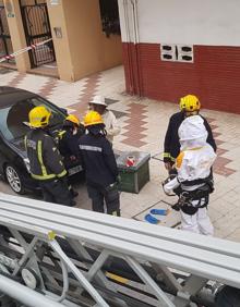 Imagen secundaria 2 - Así retiran un enjambre de abejas de un edificio de la calle Martínez de la Rosa de Málaga capital