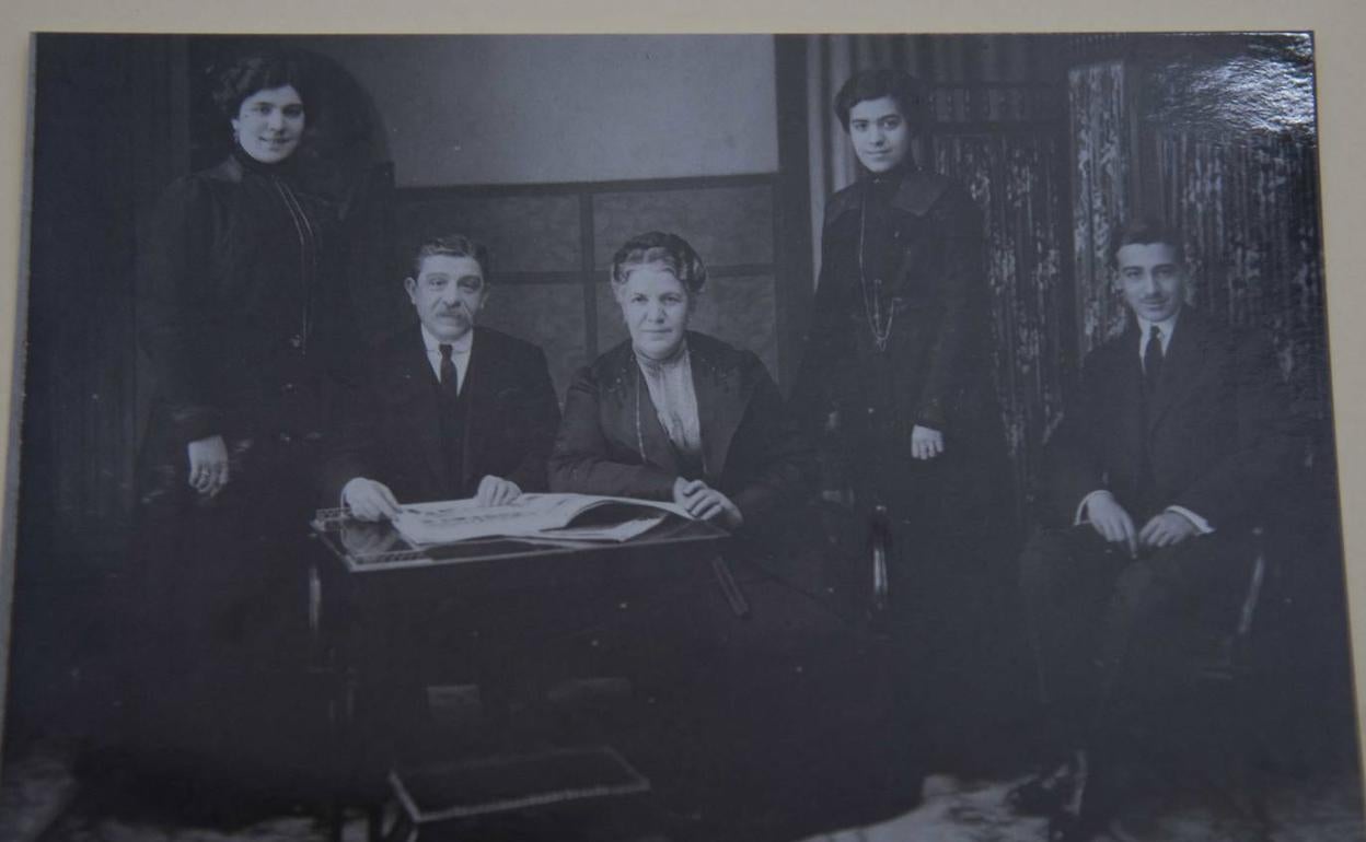 Foto familiar de Bonifacio Gómez junto a su hijo, primera y segunda generación de la farmacia (1913)