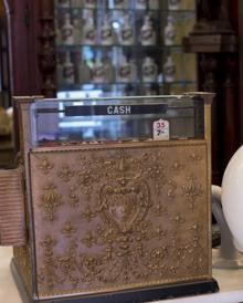 Imagen secundaria 2 - Homenaje a Bonifacio Gómez en 1935. Albarelos de la farmacia. Detalle de la caja registradora antigua.