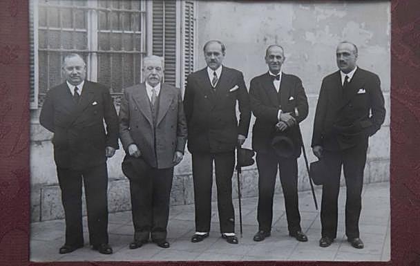 Imagen principal - Homenaje a Bonifacio Gómez en 1935. Albarelos de la farmacia. Detalle de la caja registradora antigua.