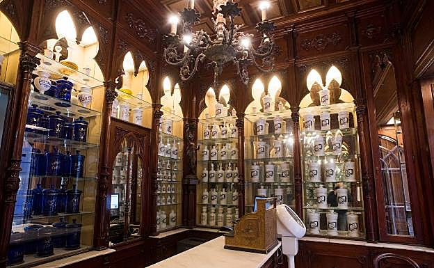 Interior de la farmacia, días antes del cierre. 