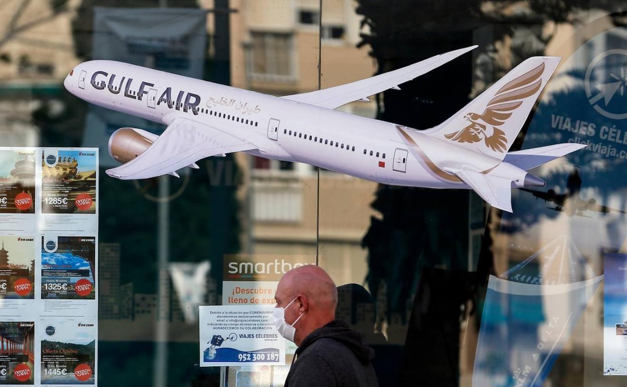 Escaparate de una agencia de viajes de la capital. 