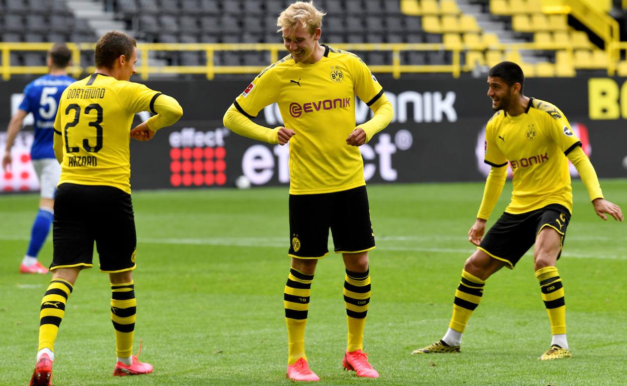 Thorgan Hazard (Borussia Dortmund) celebra con sus compañeros el tercer gol en el derbi del Ruhr este sábado. 