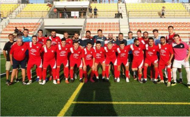 Imagen principal - Equipo inicial del Estepona en un partido de esta temporada que queda ya cancelada. 