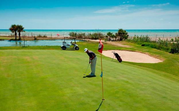 Un hoyo del campo del Parador de Golf de Málaga. 