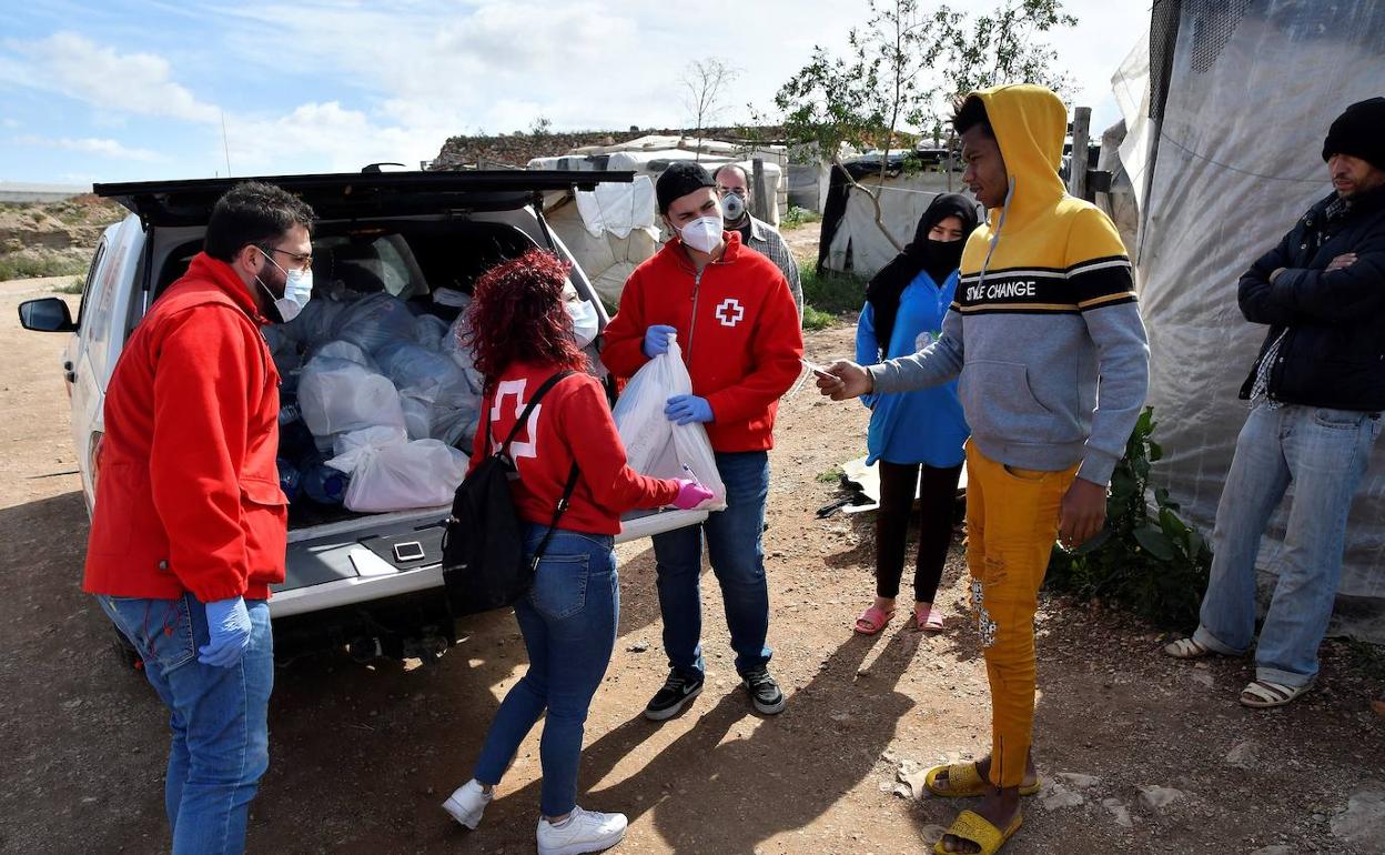 Entrega de alimentos en asentamiento de inmigrantes en Almería. 