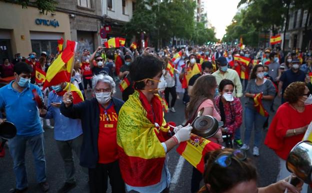 Imagen principal - Las protestas contra la gestión del Gobierno se repiten en la sede del PSOE