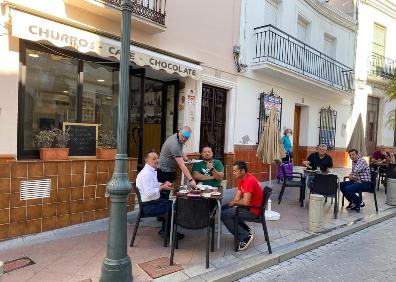 Imagen secundaria 1 - Arriba, terraza a rebosar en el Bar Las Conchas de Rincón de la Victoria este lunes, debajo a la izquierda Las Cuatro Esquinas, en Nerja, y a la derecha, Javier González, de El Bodegón de Caleta de Vélez. 