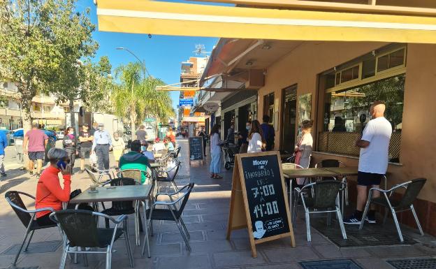 Imagen principal - Arriba, terraza a rebosar en el Bar Las Conchas de Rincón de la Victoria este lunes, debajo a la izquierda Las Cuatro Esquinas, en Nerja, y a la derecha, Javier González, de El Bodegón de Caleta de Vélez. 