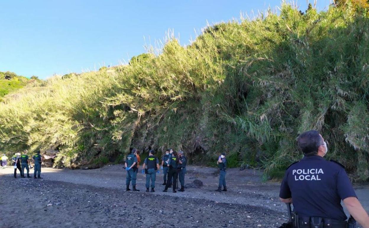 Efectivos de la Policía Local y la Guardia Civil, en la playa de La Caleta de Maro. 