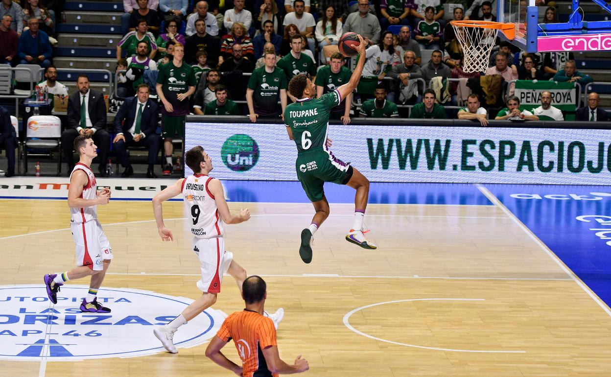 Toupane penetra a canasta en un partido de esta temporada ante el Zaragoza. 