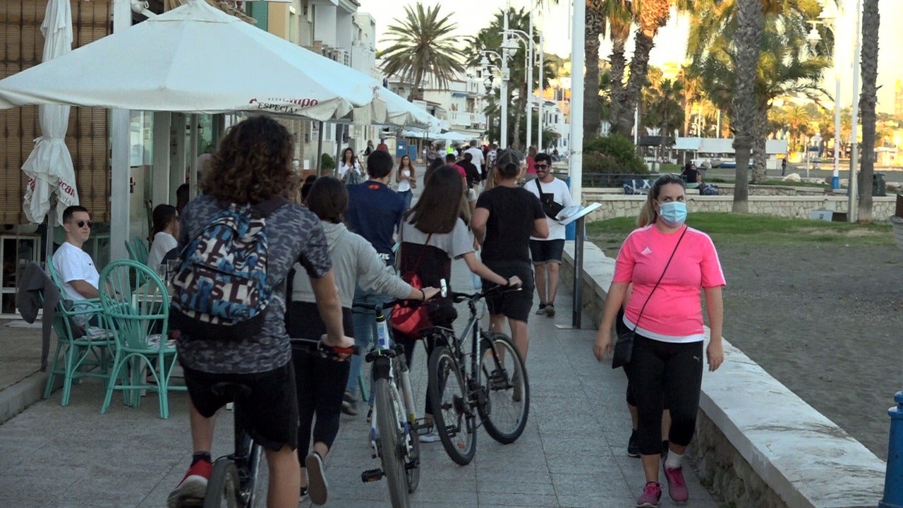 Las fotos muestran un concurrido paseo, con jóvenes que ocupan el muro que separa la playa, bicicletas y terrazas que dejan poco espacio al peatón