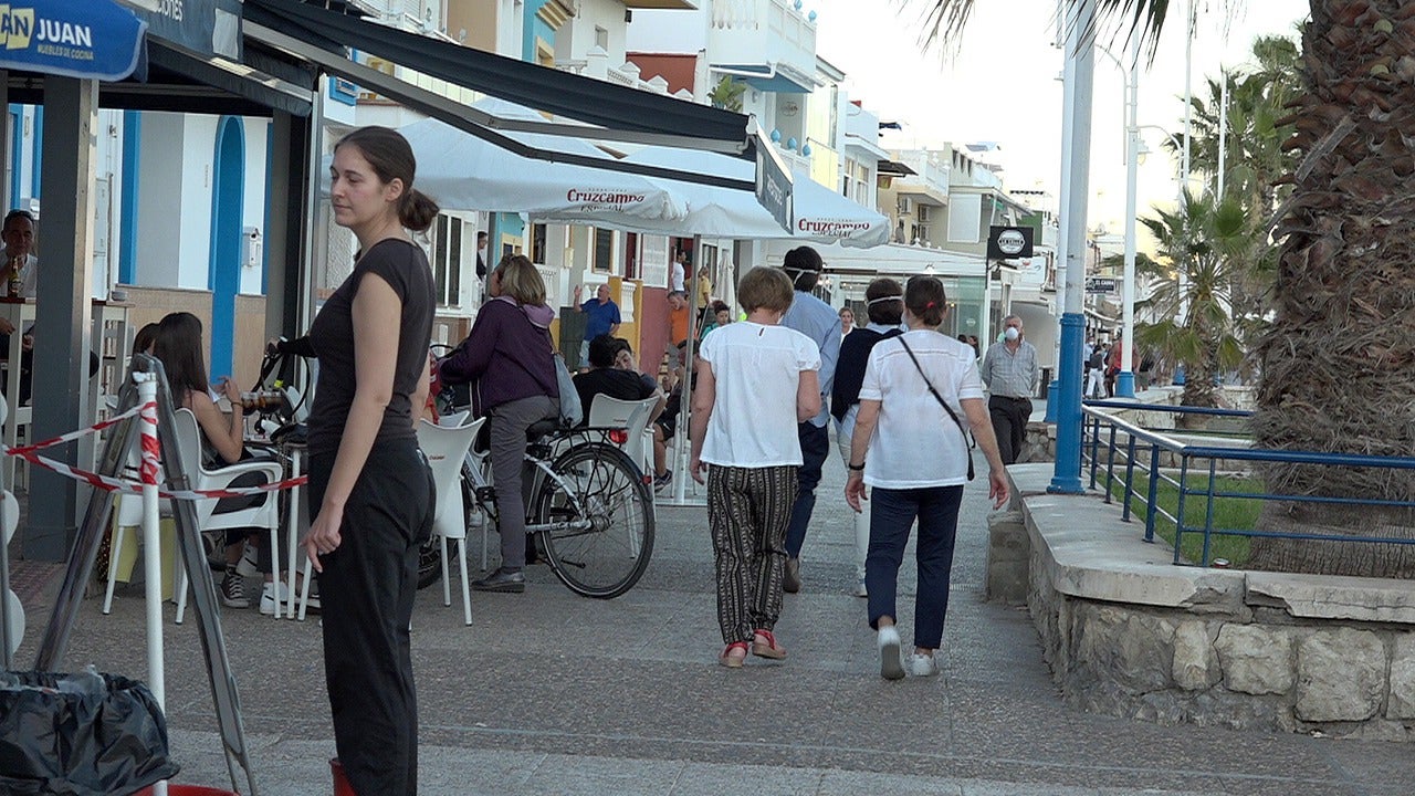 Las fotos muestran un concurrido paseo, con jóvenes que ocupan el muro que separa la playa, bicicletas y terrazas que dejan poco espacio al peatón