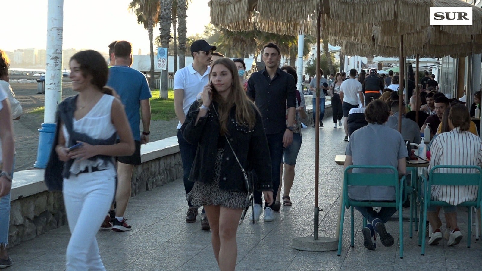 Las fotos muestran un concurrido paseo, con jóvenes que ocupan el muro que separa la playa, bicicletas y terrazas que dejan poco espacio al peatón