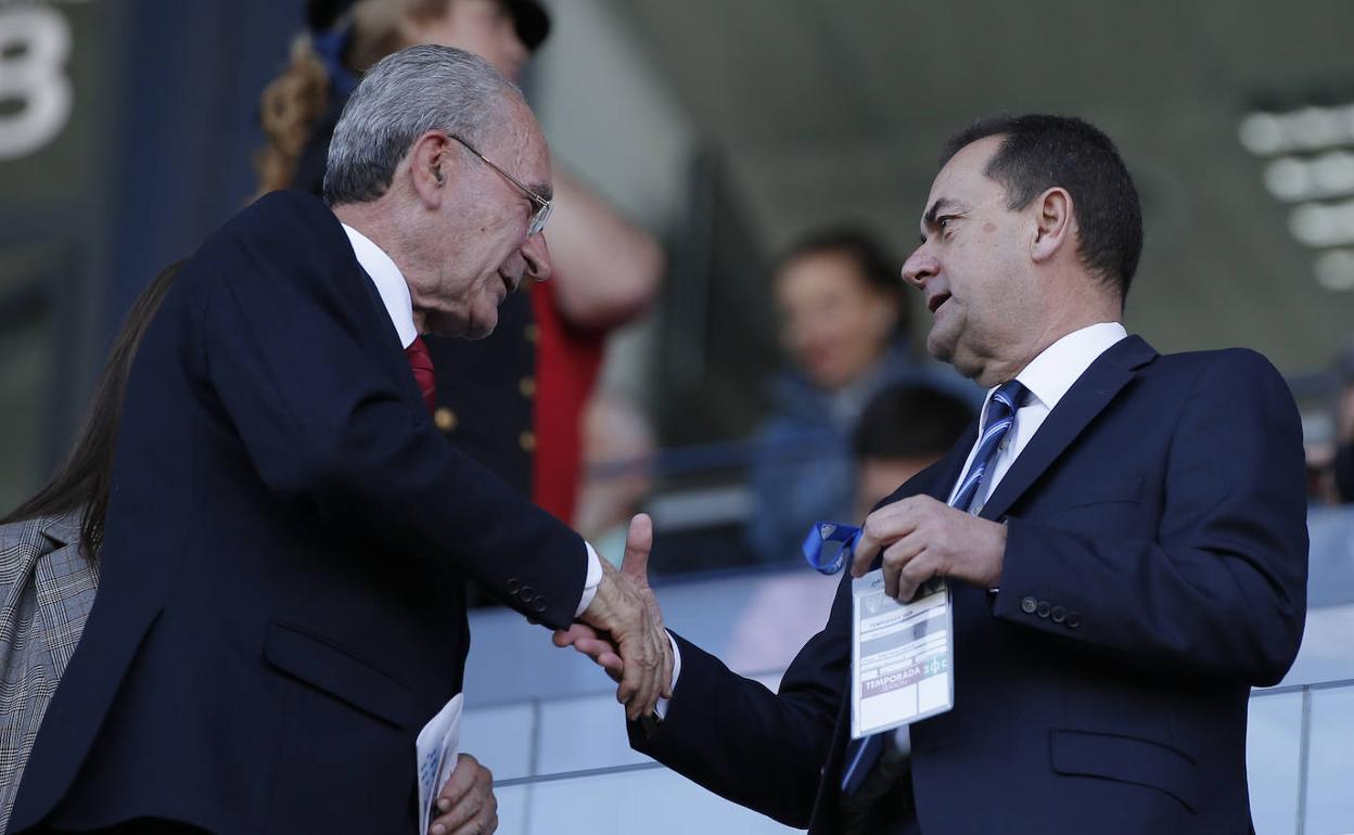 A la izquierda, Francisco de la Torre, alcalde de Málaga, junto al administrador judicial del Málaga, José María Muñoz, en el palco de La Rosaleda el pasado 8 de marzo.
