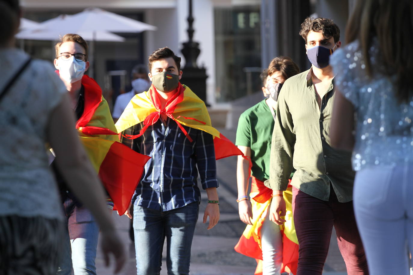 Los manifestantes, con mascarillas pero sin respetar las distancias de seguridad, pidieron la dimisión de Pedro Sánchez, al que llamaron «asesino»