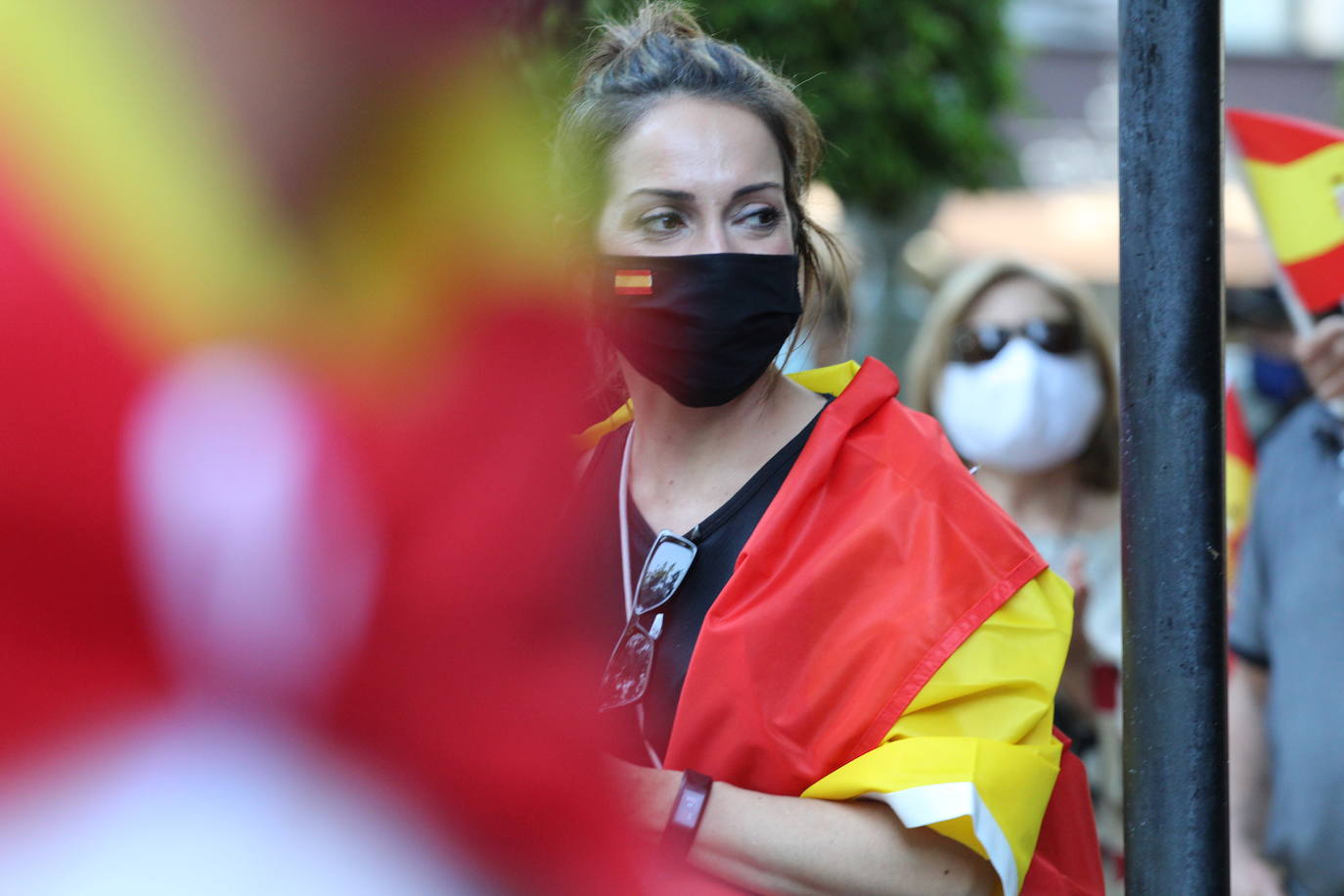 Los manifestantes, con mascarillas pero sin respetar las distancias de seguridad, pidieron la dimisión de Pedro Sánchez, al que llamaron «asesino»