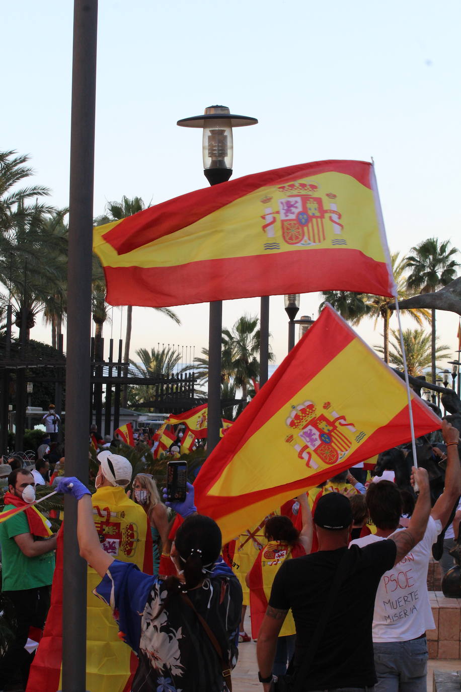 Los manifestantes, con mascarillas pero sin respetar las distancias de seguridad, pidieron la dimisión de Pedro Sánchez, al que llamaron «asesino»