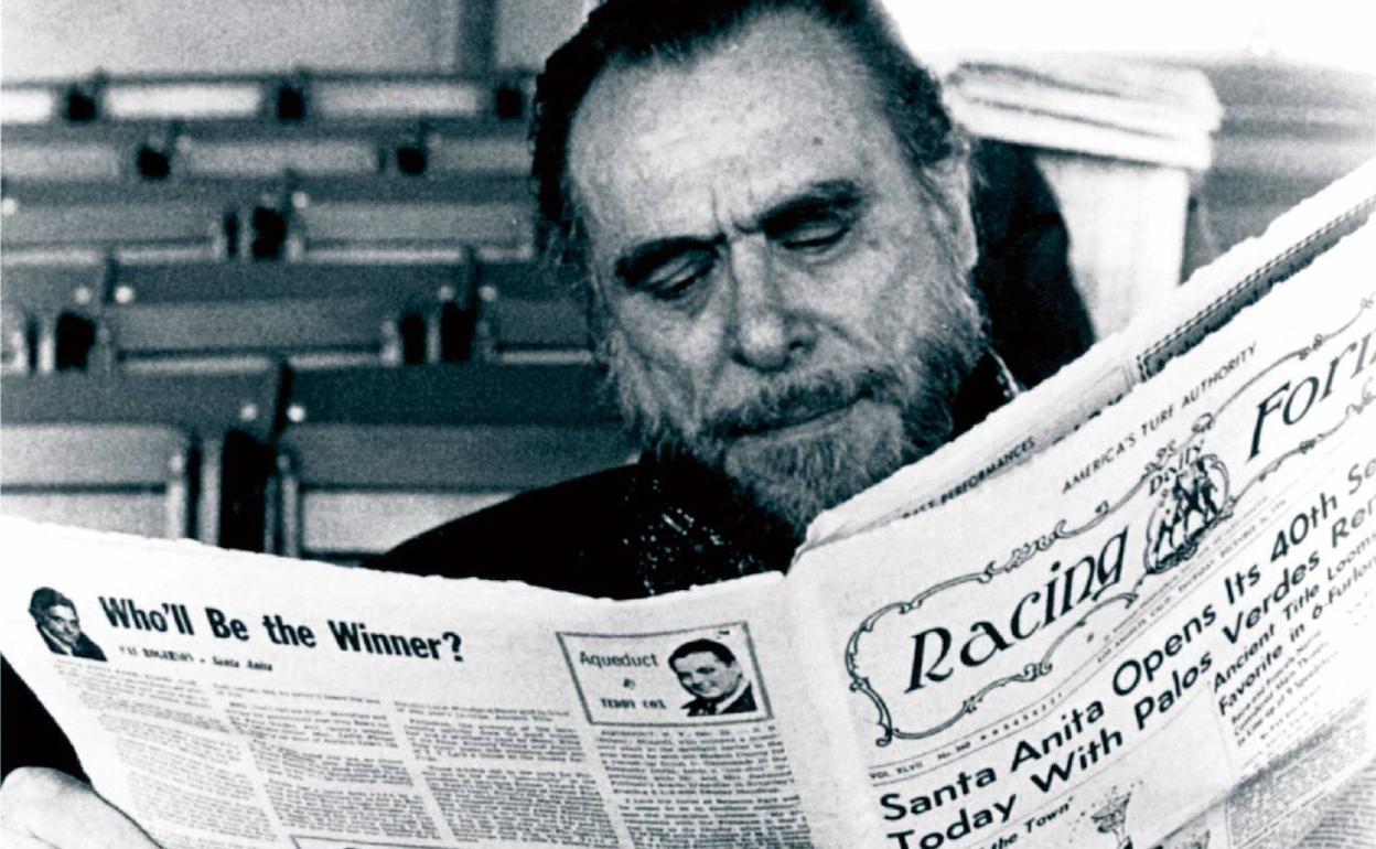 Bukowski lee un periódico en 1978. 