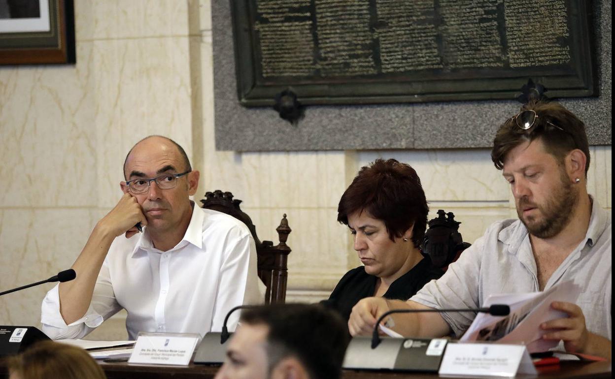 Eduardo Zorrilla, con Paqui Macías y Nicolás Sguiglia, concejales de Adelante Málaga