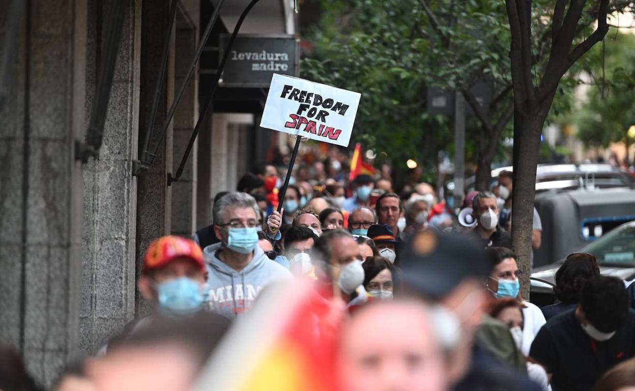 Vecinos de la calle Núñez de Balboa de Madrid participan este domingo en una cacerolada contra el Gobierno 