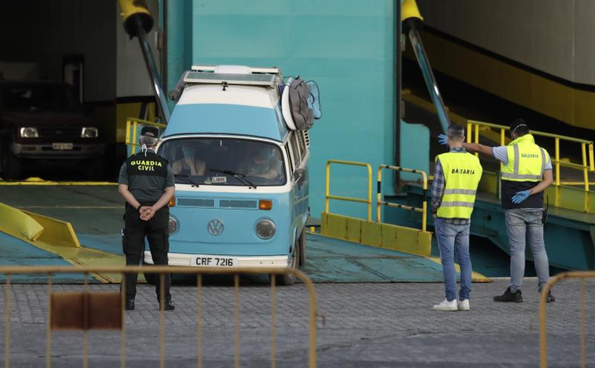 Viajeros tras bajar del ferry que los repatrió ayer desde Marruecos. 
