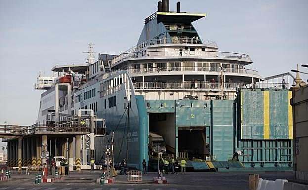 El ferry Bahama Mama de Baleària, ayer en el Puerto de Málaga. 