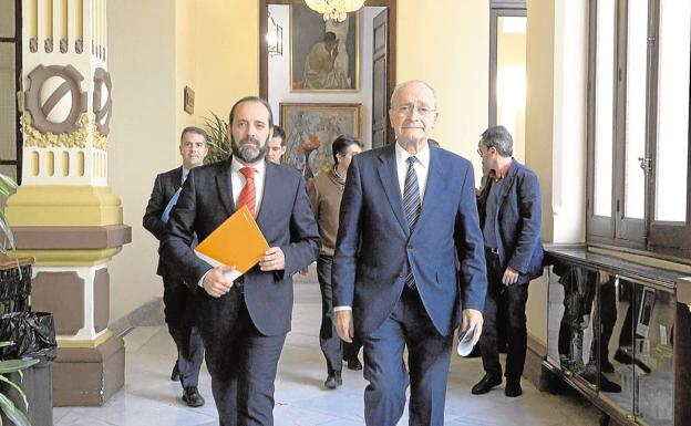 Imagen de archivo de Juan Cassá junto a Francisco de la Torre, en el Ayuntamiento de Málaga. 