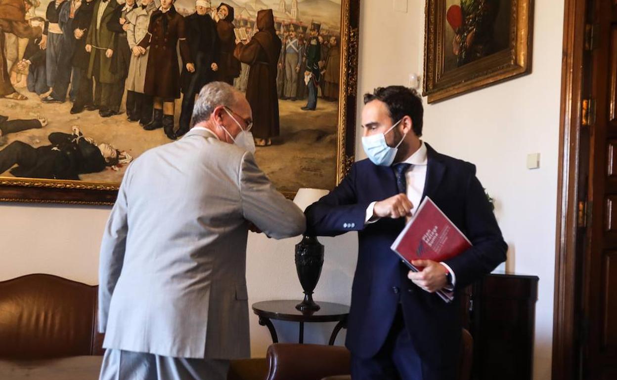 El alcalde y Daniel Pérez se saludan con los codos antes de comenzar la reunión