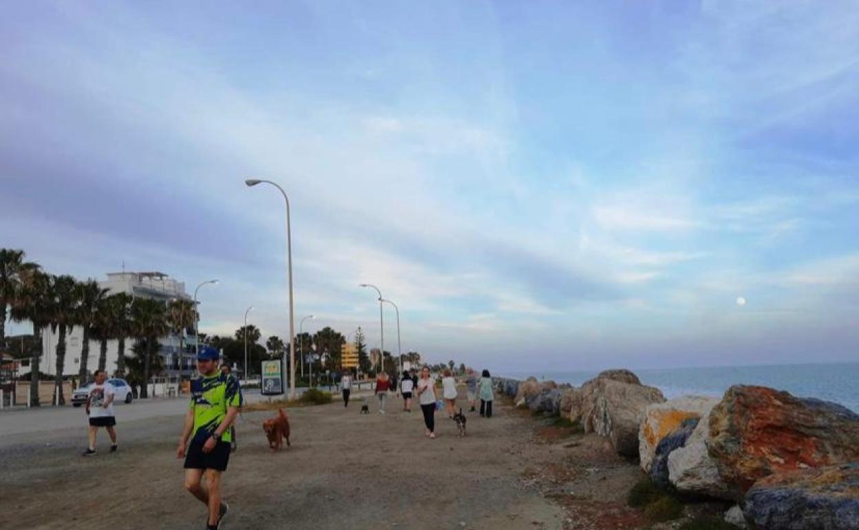 Vecinos de la zona utilizan el arcén de la N-340 para pasear e incluso hacer deporte. 