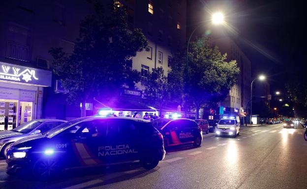 Agentes de la Policía Nacional y Policía Local, desplazados al lugar de los hechos, en la calle Ayala.