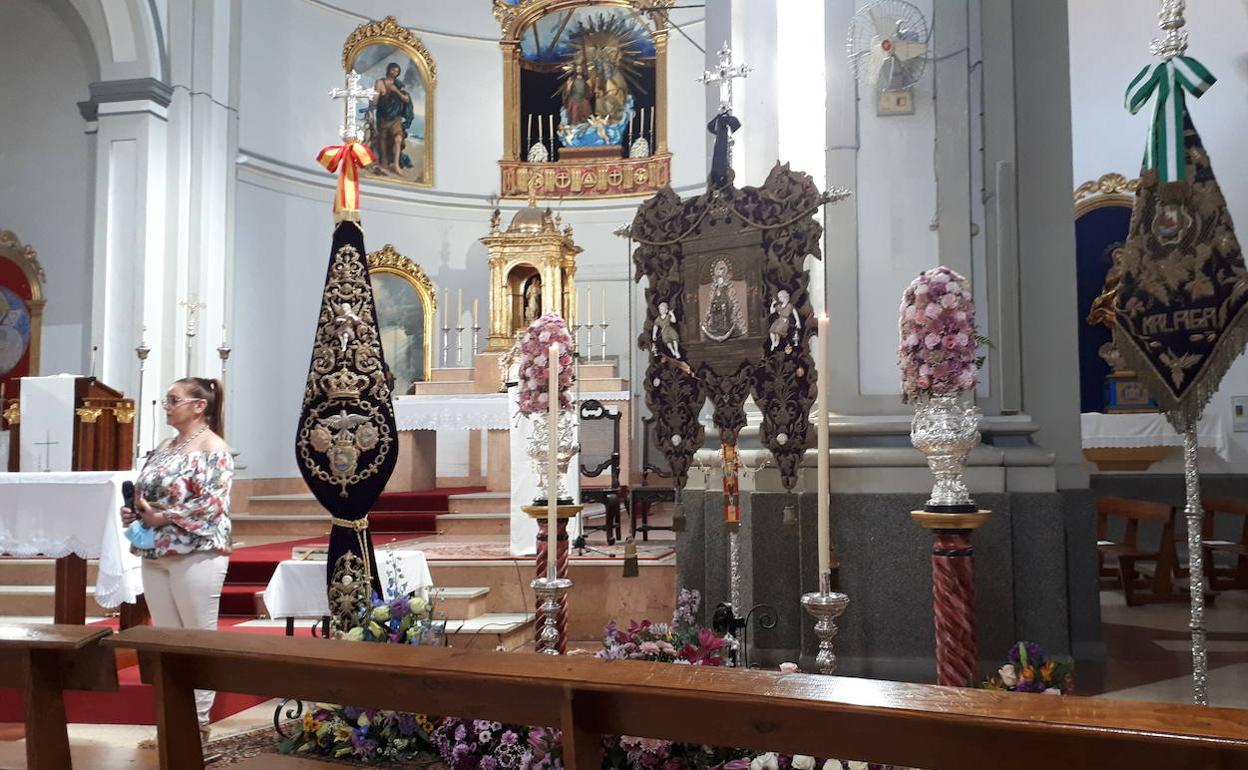 El simpecado de la Real Hermandad del Rocío de Málaga, expuesto en la iglesia de la Trinidad. 
