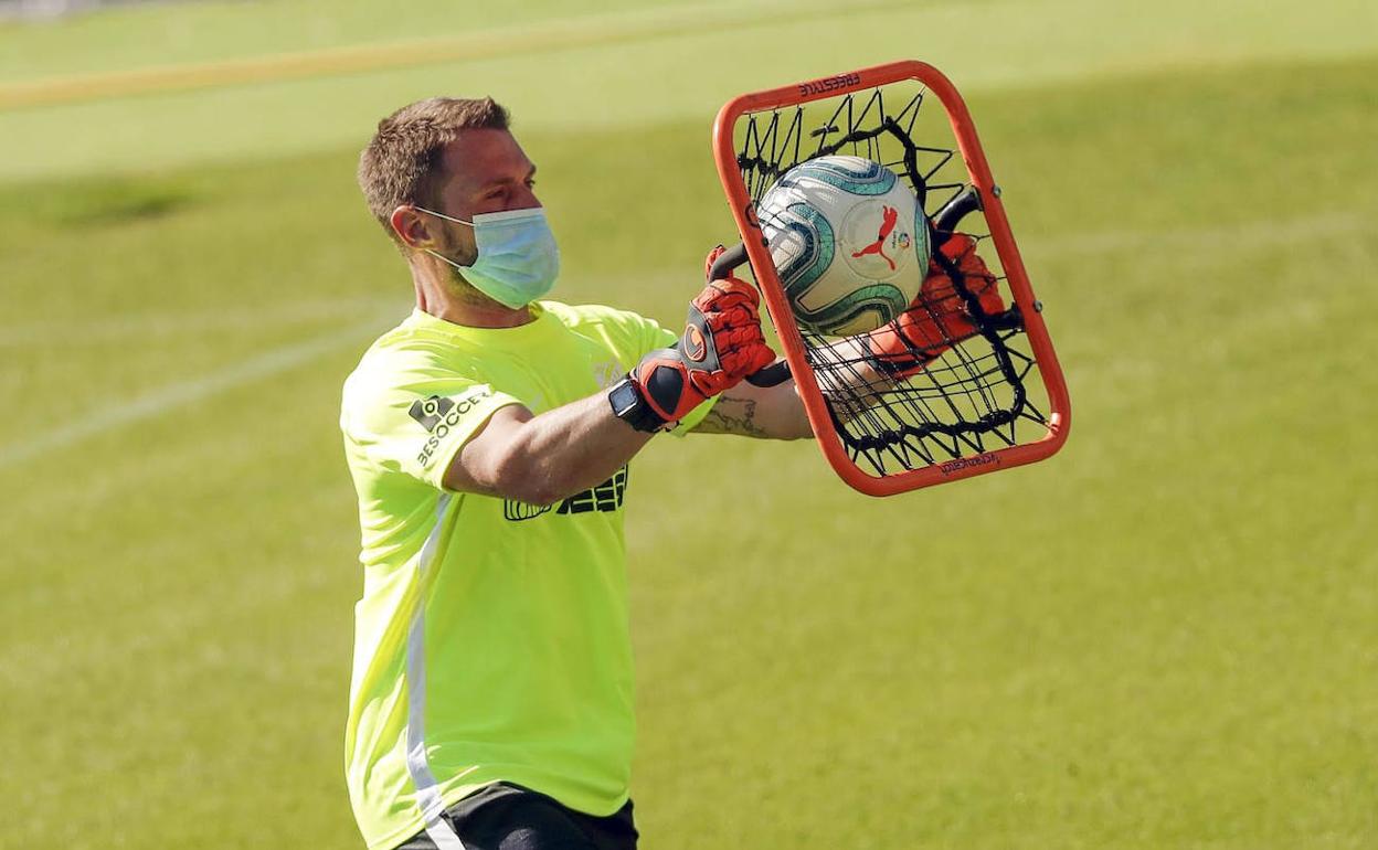 Dani Lima ejerce como preparador de porteros del Málaga, durante un entrenamiento reciente. 