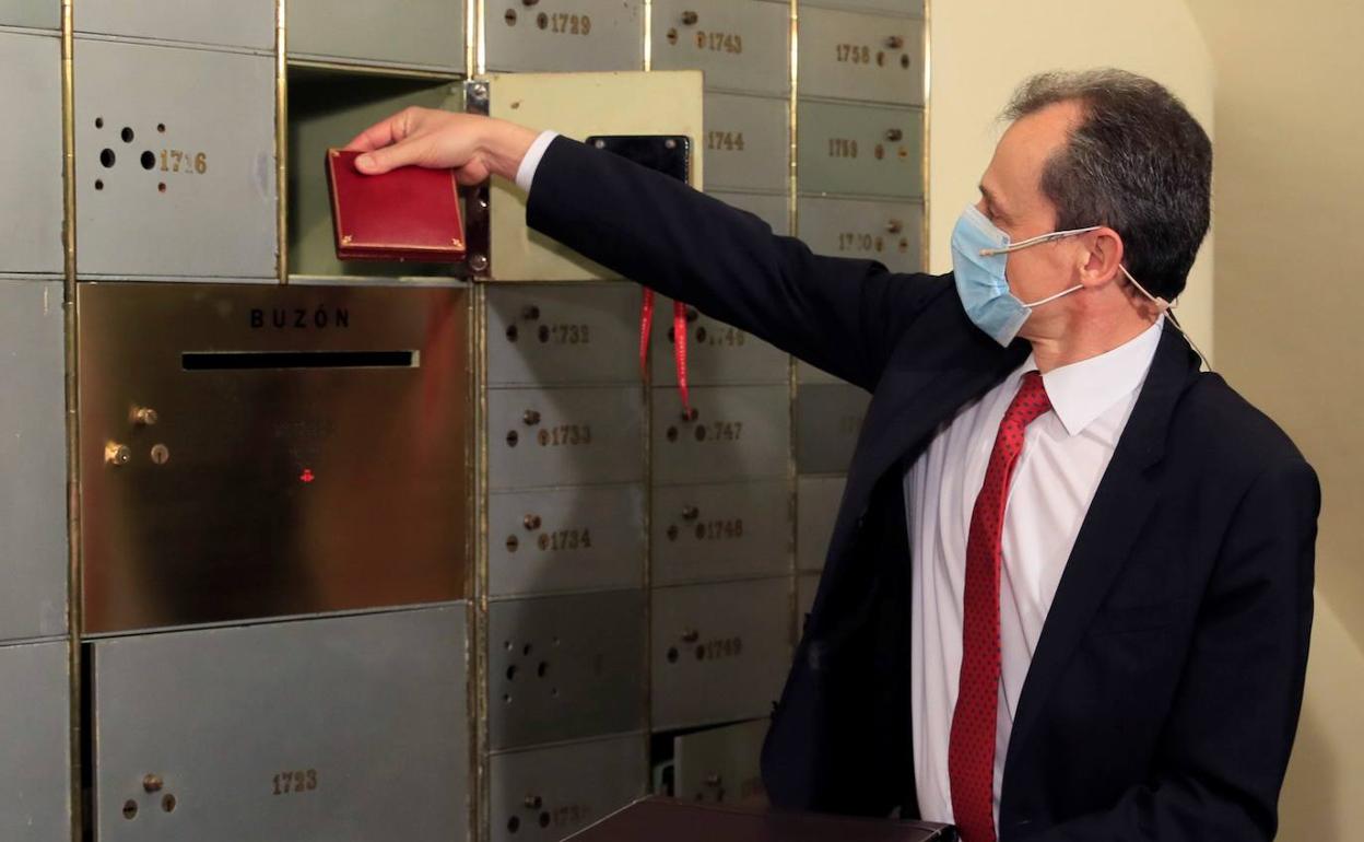 Pedro Duque deposita en una caja de Seguridad del Cervantes la medalla del Nobel Ramón y Cajal. 