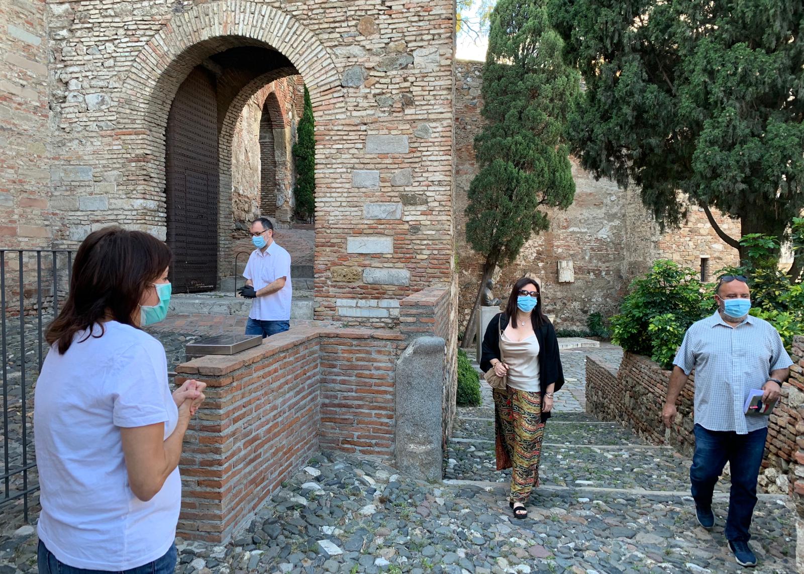 La Alcazaba recibe a sus primeros visitantes tras dos meses cerrada al público.