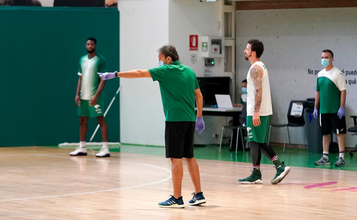 Luis Casimiro da instrucciones durante un entrenamiento en Los Guindos. 