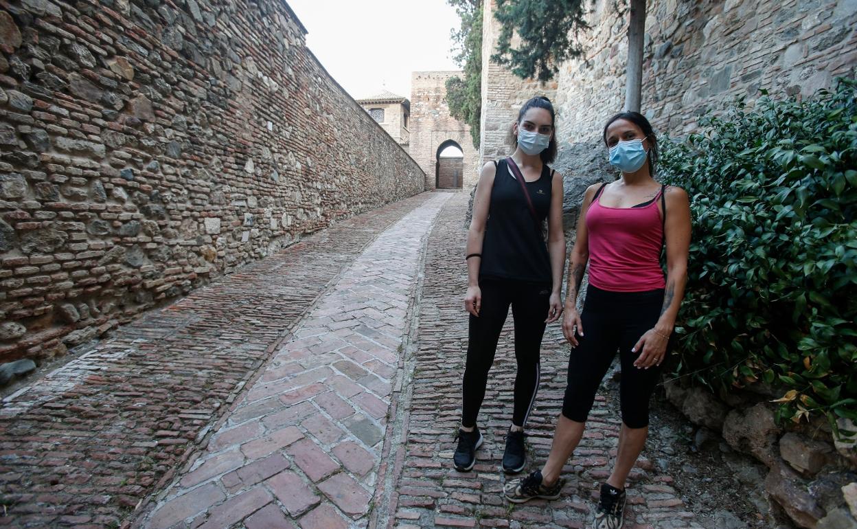 Nuria Lozano y Rosa López, las primeras visitantes esta mañana del conjunto Alcazaba-Gibralfaro.