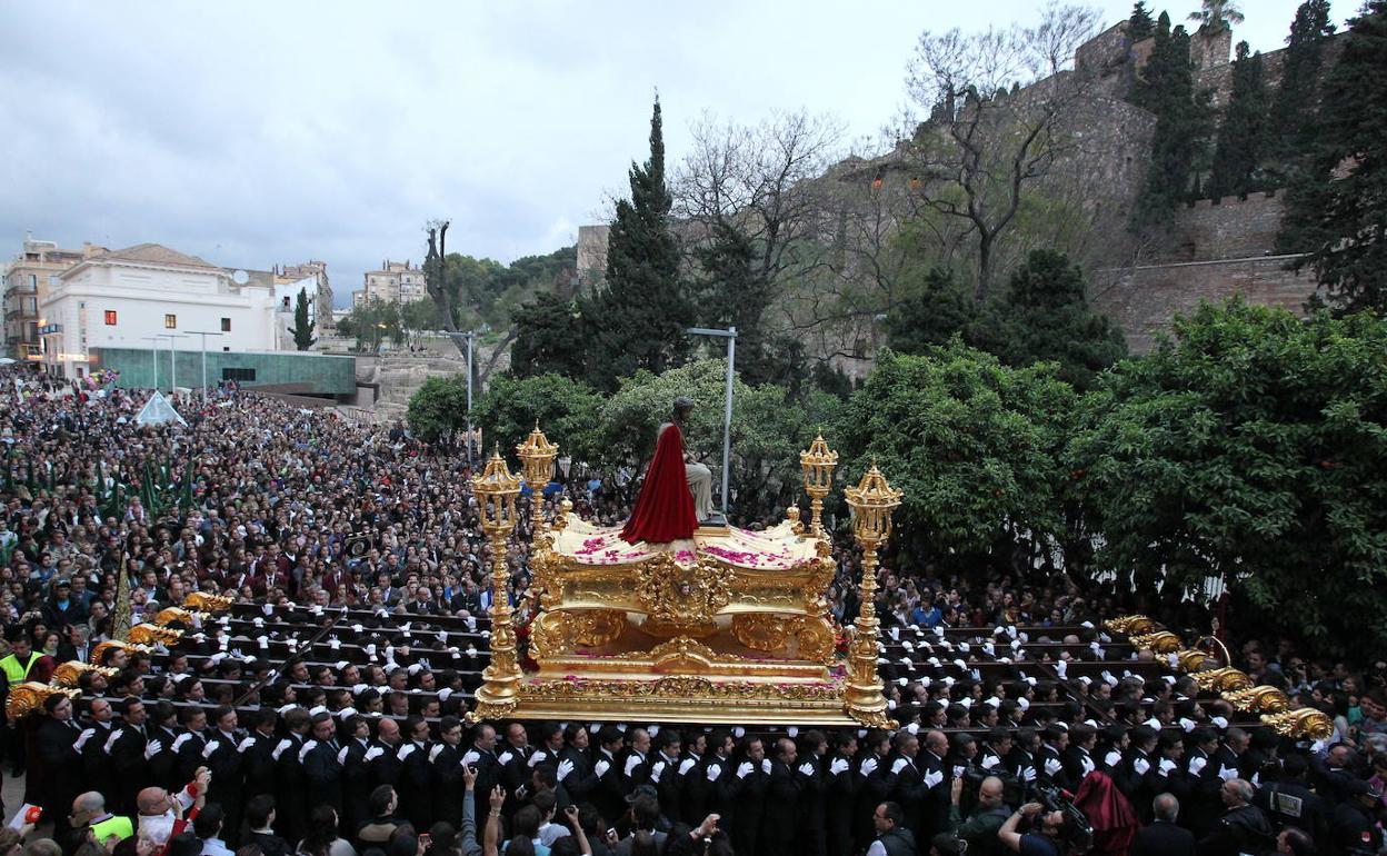 Salida procesional del Santo Cristo Coronado de Espinas. 