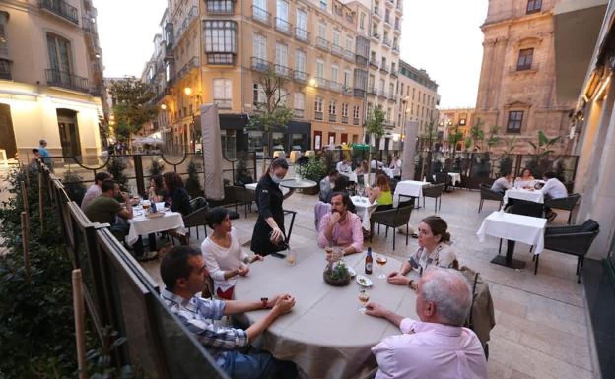 El permiso para abrir bares y terrazas hasta las tres de la madrugada durará hasta el 31 de octubre