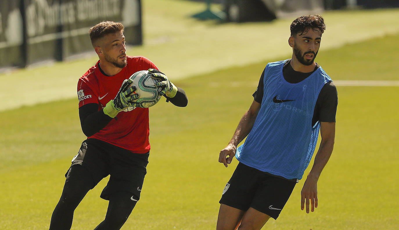 El trabajo se divide en dos sesiones con máximo 14 jugadores por cada una. Un paso intermedio antes de poder avanzar al regreso efectivo de los entrenamientos con toda la plantilla. Está previsto que el Málaga tenga sobre diez días de jornadas para entrenar con todos los disponibles a la vez antes de que arranque de nuevo la competición. 