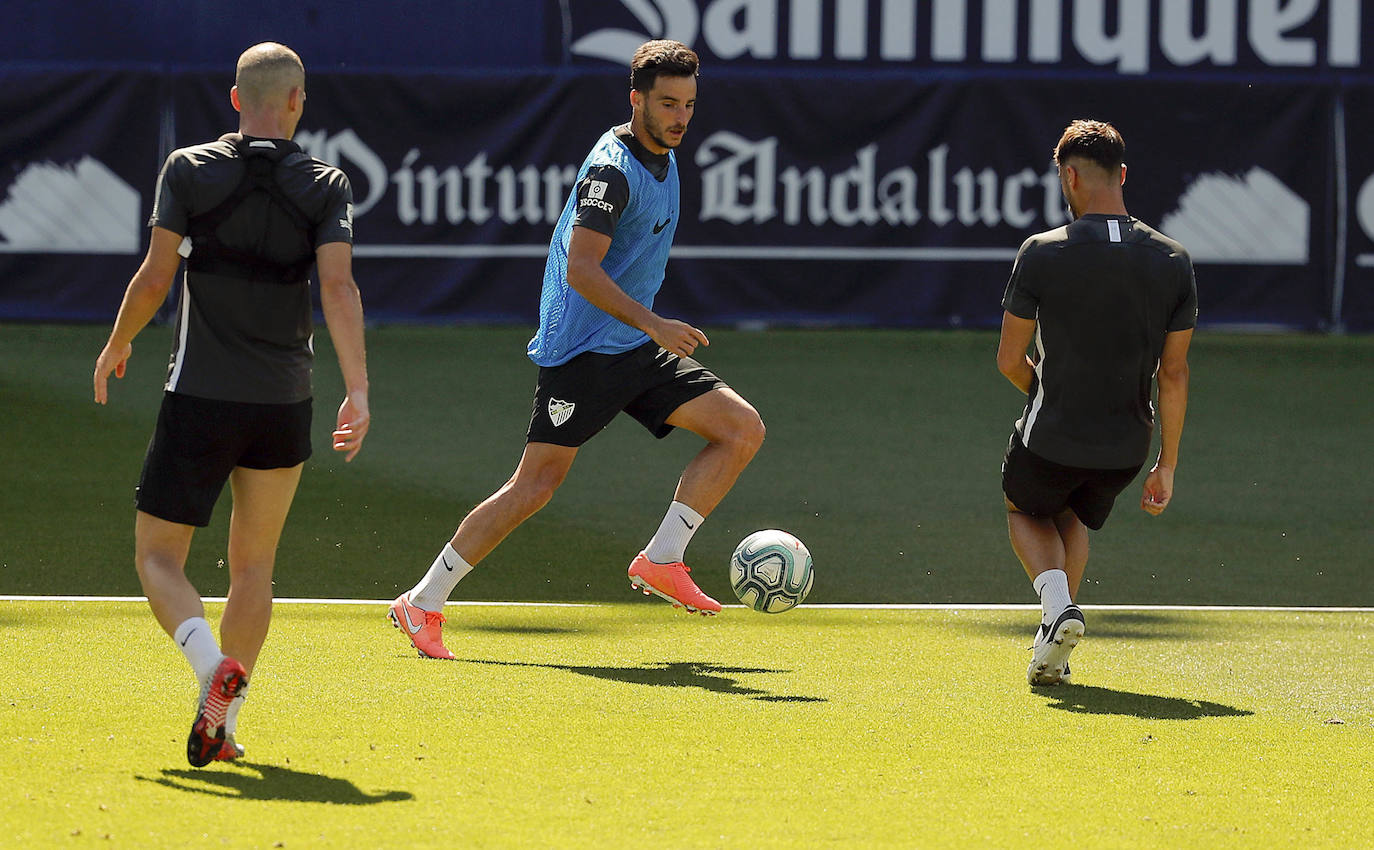 El trabajo se divide en dos sesiones con máximo 14 jugadores por cada una. Un paso intermedio antes de poder avanzar al regreso efectivo de los entrenamientos con toda la plantilla. Está previsto que el Málaga tenga sobre diez días de jornadas para entrenar con todos los disponibles a la vez antes de que arranque de nuevo la competición. 
