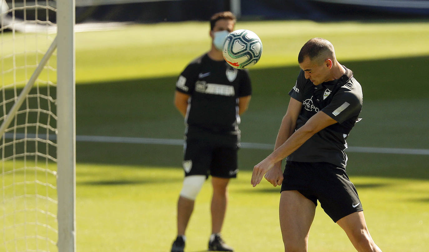 El trabajo se divide en dos sesiones con máximo 14 jugadores por cada una. Un paso intermedio antes de poder avanzar al regreso efectivo de los entrenamientos con toda la plantilla. Está previsto que el Málaga tenga sobre diez días de jornadas para entrenar con todos los disponibles a la vez antes de que arranque de nuevo la competición. 