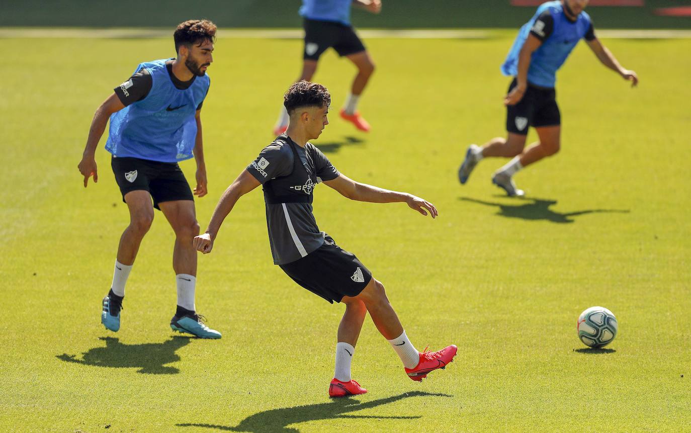 El trabajo se divide en dos sesiones con máximo 14 jugadores por cada una. Un paso intermedio antes de poder avanzar al regreso efectivo de los entrenamientos con toda la plantilla. Está previsto que el Málaga tenga sobre diez días de jornadas para entrenar con todos los disponibles a la vez antes de que arranque de nuevo la competición. 
