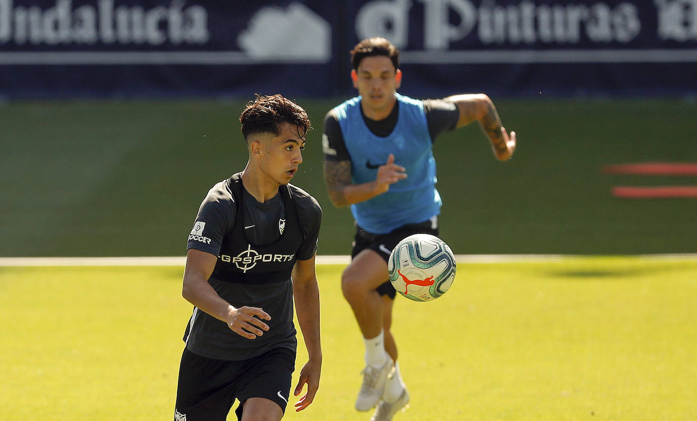 El trabajo se divide en dos sesiones con máximo 14 jugadores por cada una. Un paso intermedio antes de poder avanzar al regreso efectivo de los entrenamientos con toda la plantilla. Está previsto que el Málaga tenga sobre diez días de jornadas para entrenar con todos los disponibles a la vez antes de que arranque de nuevo la competición. 