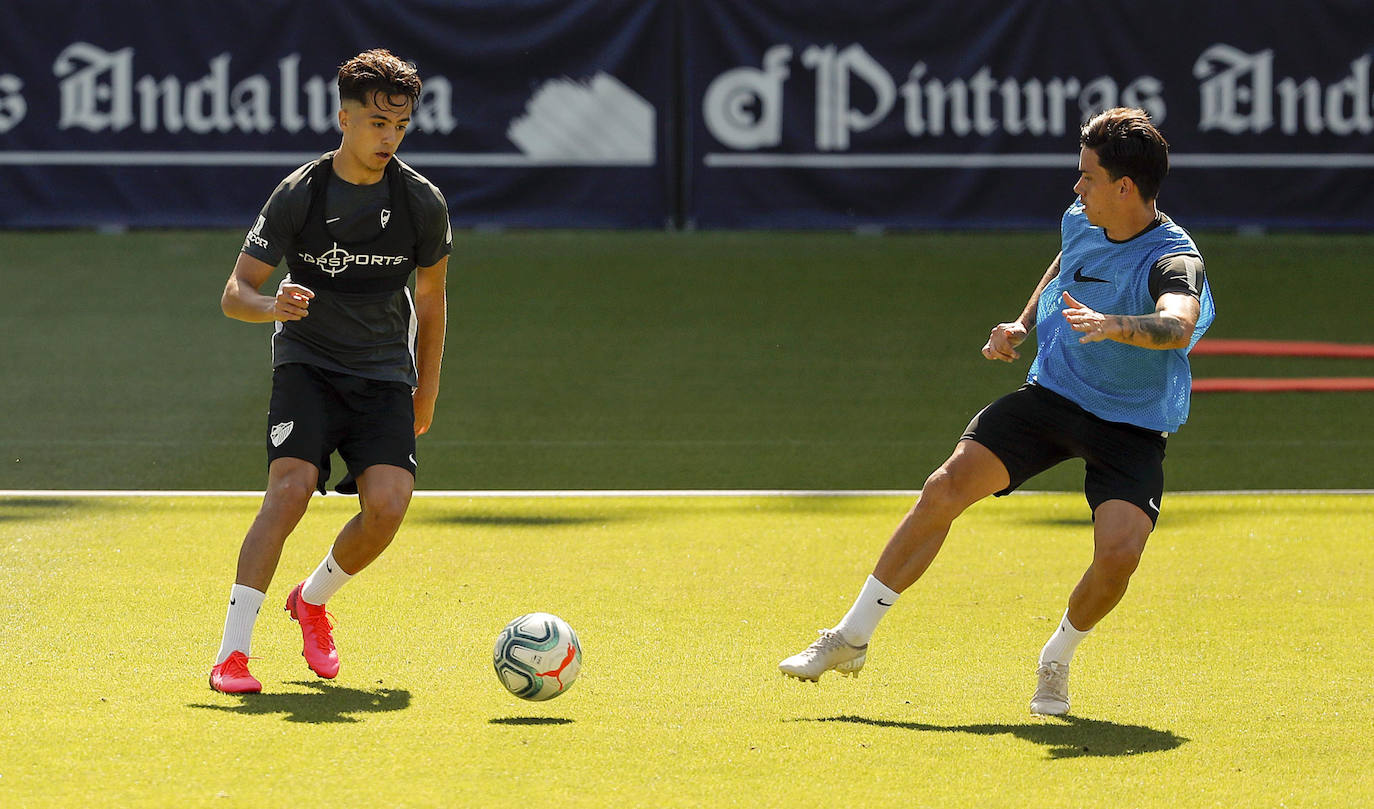 El trabajo se divide en dos sesiones con máximo 14 jugadores por cada una. Un paso intermedio antes de poder avanzar al regreso efectivo de los entrenamientos con toda la plantilla. Está previsto que el Málaga tenga sobre diez días de jornadas para entrenar con todos los disponibles a la vez antes de que arranque de nuevo la competición. 