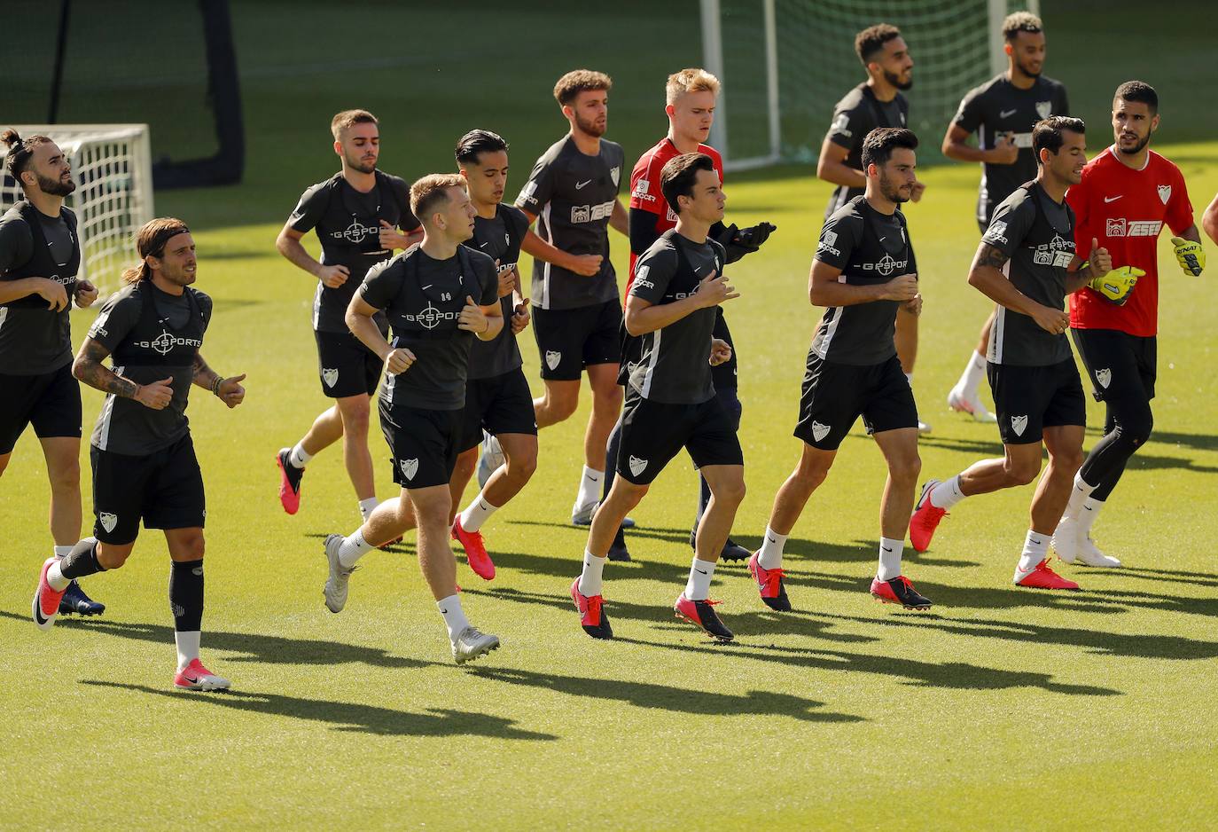 El trabajo se divide en dos sesiones con máximo 14 jugadores por cada una. Un paso intermedio antes de poder avanzar al regreso efectivo de los entrenamientos con toda la plantilla. Está previsto que el Málaga tenga sobre diez días de jornadas para entrenar con todos los disponibles a la vez antes de que arranque de nuevo la competición. 