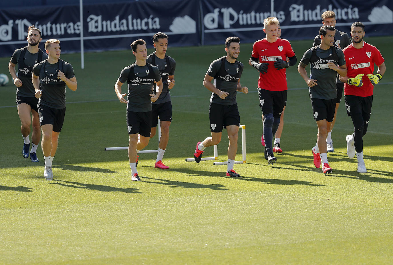 El trabajo se divide en dos sesiones con máximo 14 jugadores por cada una. Un paso intermedio antes de poder avanzar al regreso efectivo de los entrenamientos con toda la plantilla. Está previsto que el Málaga tenga sobre diez días de jornadas para entrenar con todos los disponibles a la vez antes de que arranque de nuevo la competición. 