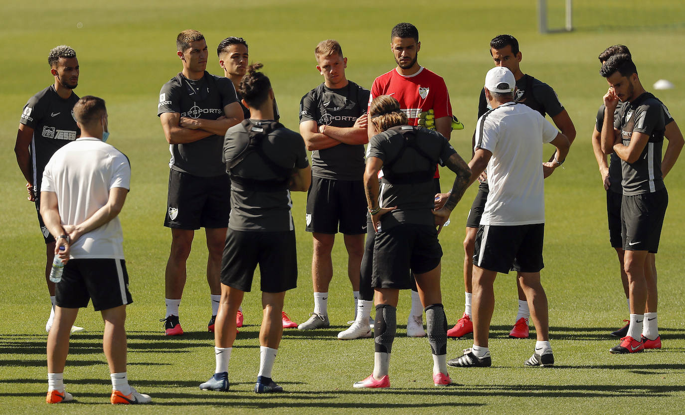 El trabajo se divide en dos sesiones con máximo 14 jugadores por cada una. Un paso intermedio antes de poder avanzar al regreso efectivo de los entrenamientos con toda la plantilla. Está previsto que el Málaga tenga sobre diez días de jornadas para entrenar con todos los disponibles a la vez antes de que arranque de nuevo la competición. 